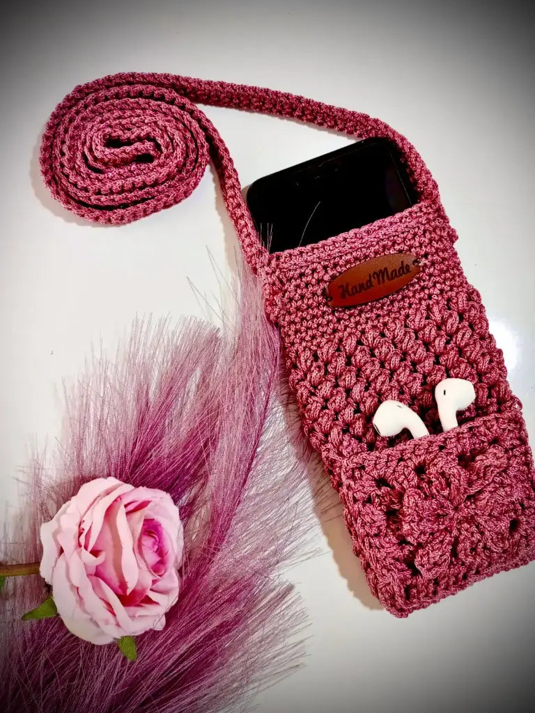 حقيبة هاتف كروشيه وردية 🌸 — يدوية، عملية