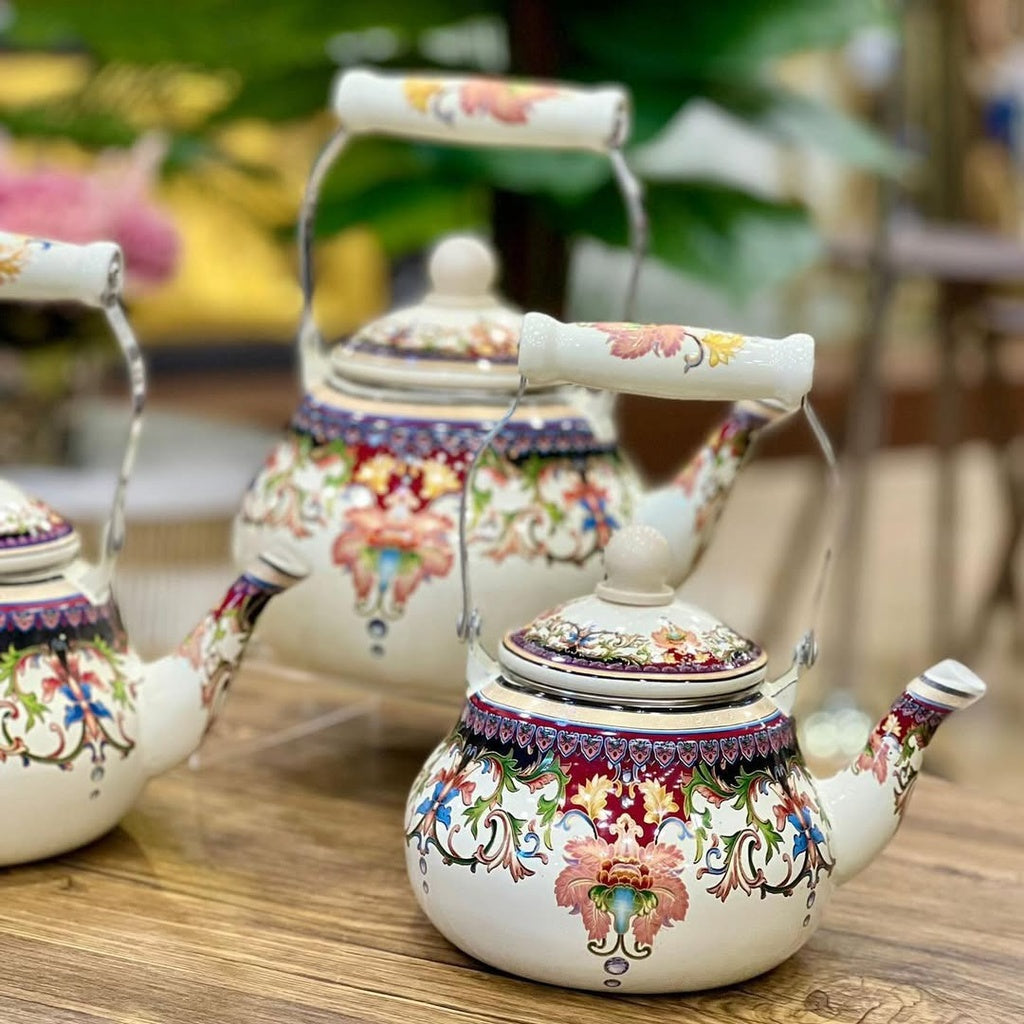 طقم ابرايق شاي بتصميم جذاب ونقش جميل