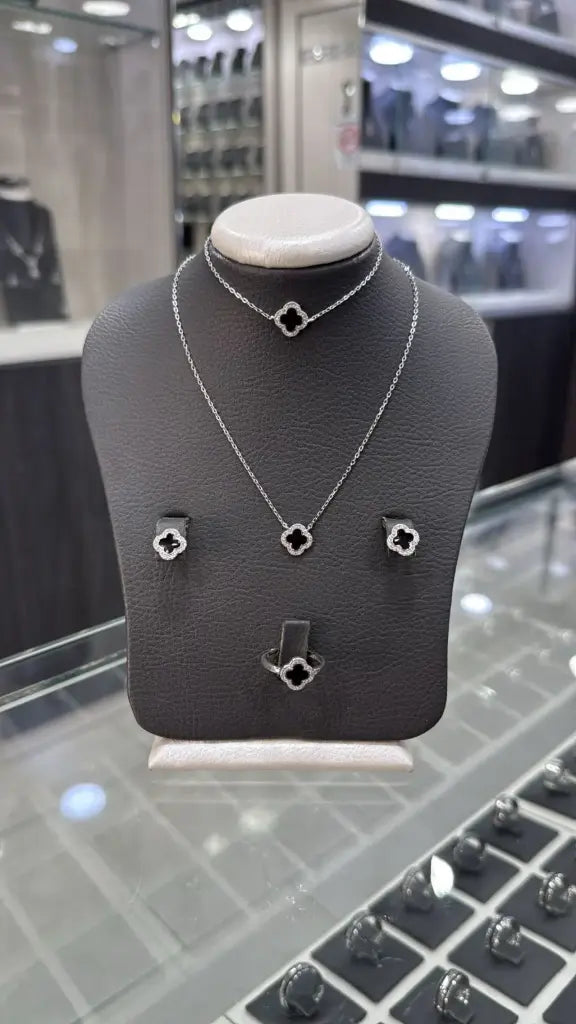 طقم فضة من سوارة و قلادة و خاتم و اقراط