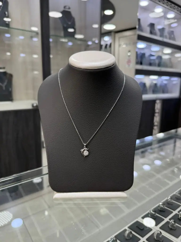 قلادة بشكل دولفين