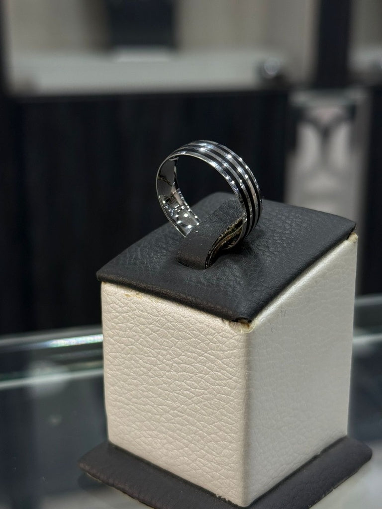 خاتم "نبض الفضة" – تصميم عصري من الفضة الخالصة