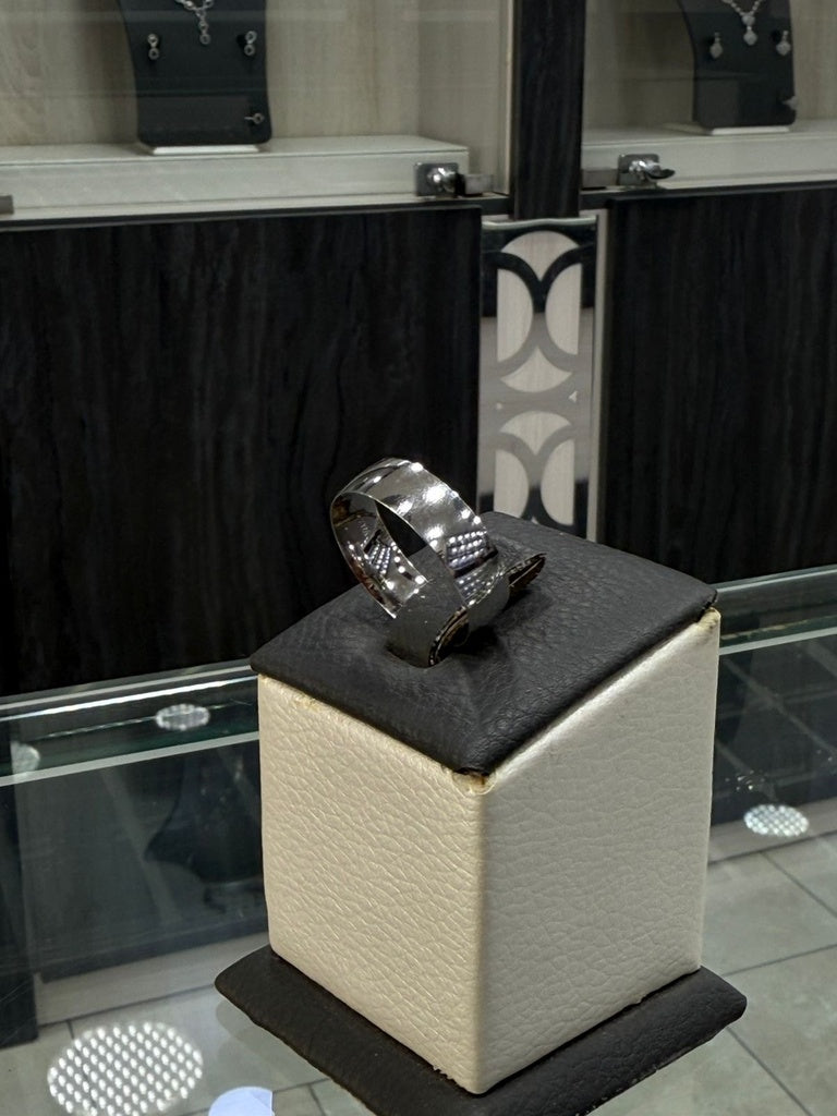 خاتم "نبض الفضة" – تصميم عصري من الفضة الخالصة